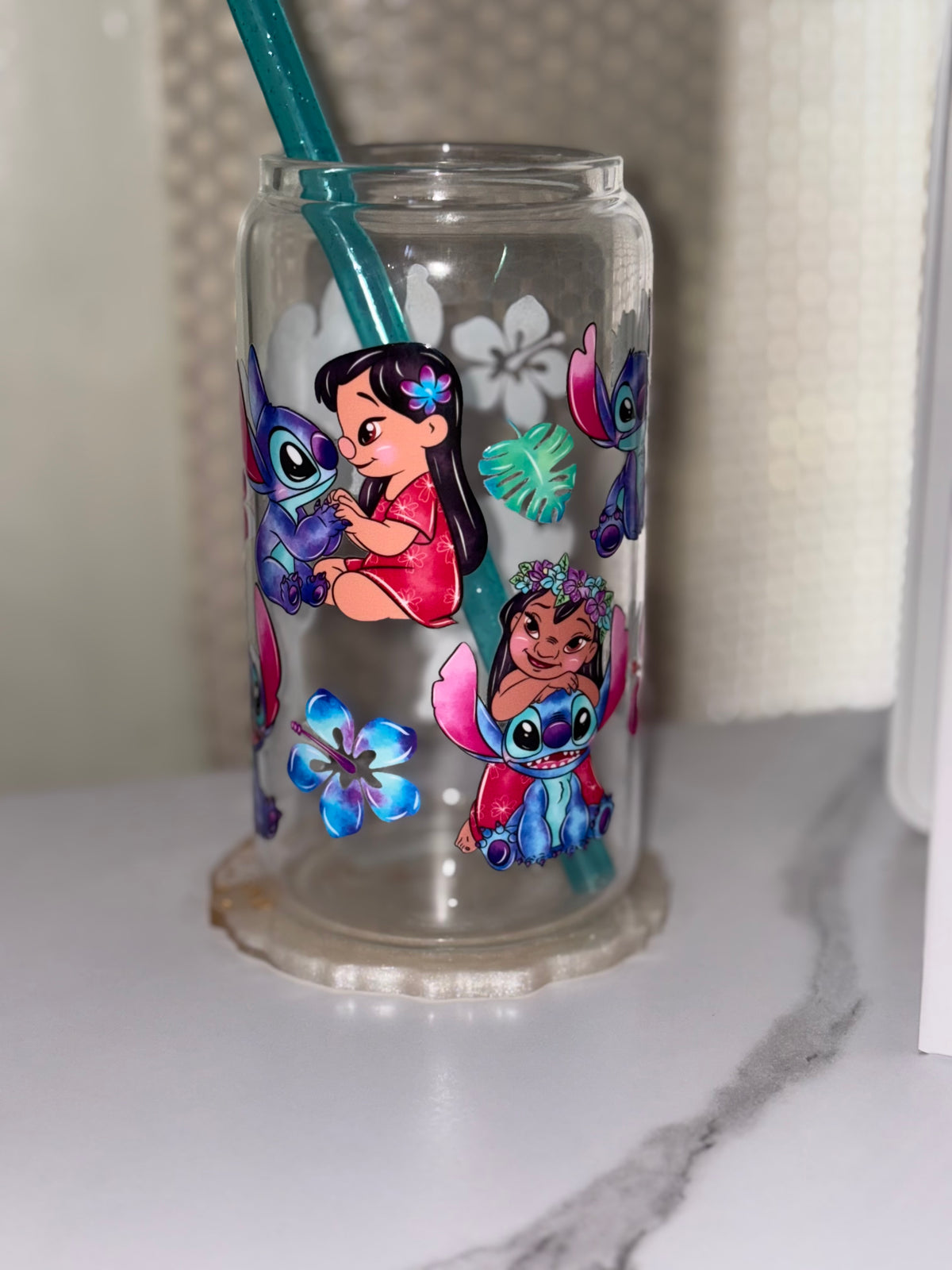 Blaues Monster und Hawaii-Mädchen.